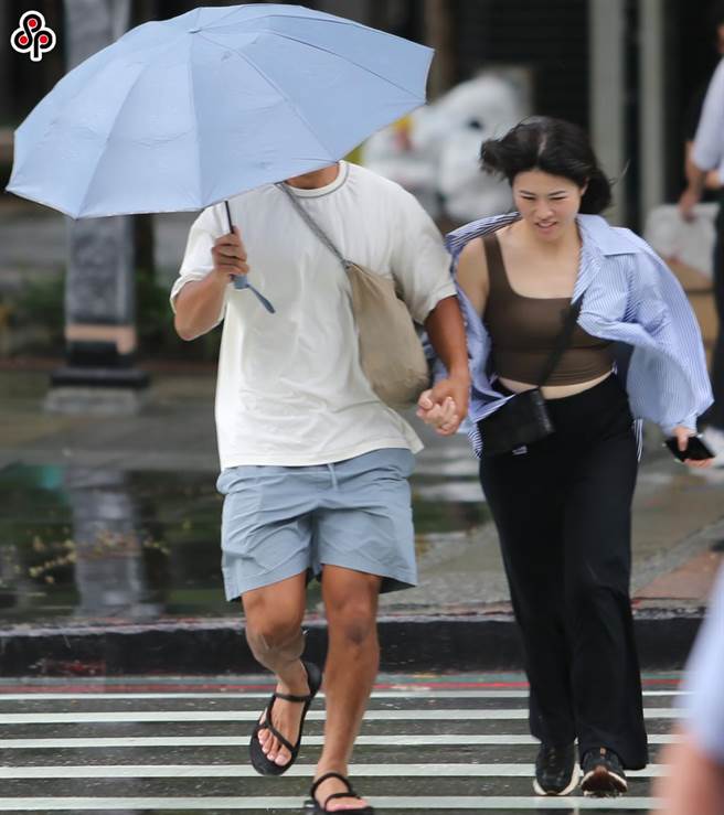 卡努颱風今天下午2時位於台北東北方約340公里海面上，以緩慢速度向西轉東北東進行，暴風圈已進入台灣北部近海及東北部近海，並對大台北、基隆及宜蘭構成威脅。（報系資料照）