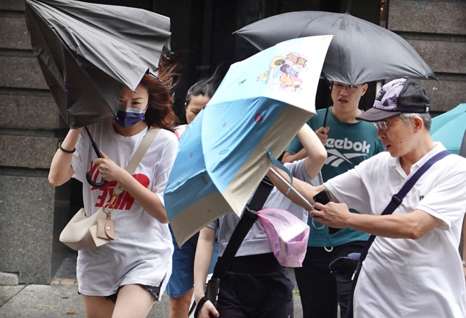 凯米直扑台湾的机率持续上升中，且周四恐出现全台紫爆，大台北、西半部地区、中南部山区风强雨骤，可能出现致灾性降雨。（示意图／资料照）