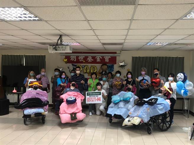 創世基金會苗栗分院替植物人父親過節，邀請家屬溫馨慶祝。（創世基金會苗栗分院提供／謝明俊苗栗傳真）