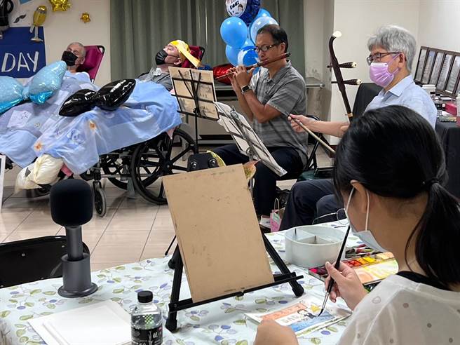 創世基金會苗栗分院替植物人父親過節，邀請家屬溫馨慶祝。（創世基金會苗栗分院提供／謝明俊苗栗傳真）