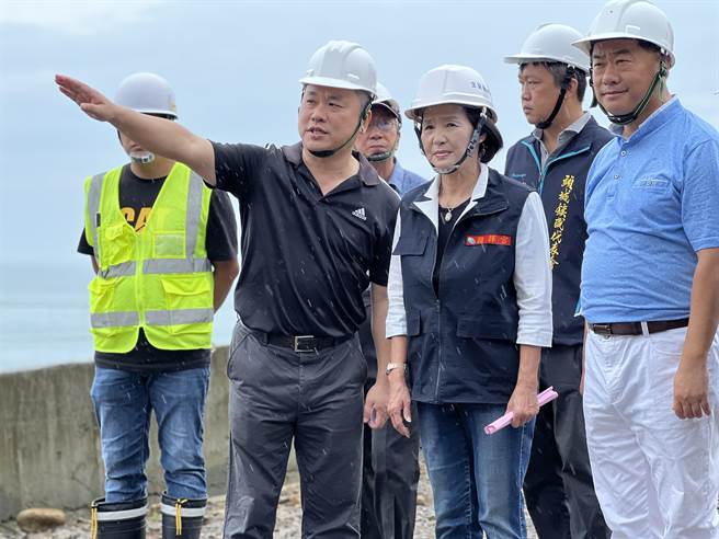 宜兰县长林姿妙（前排中）今天前往视察大里国小工地，并要求施工单位加强安全防护等措施。（宜兰县政府提供／李忠一宜兰传真）