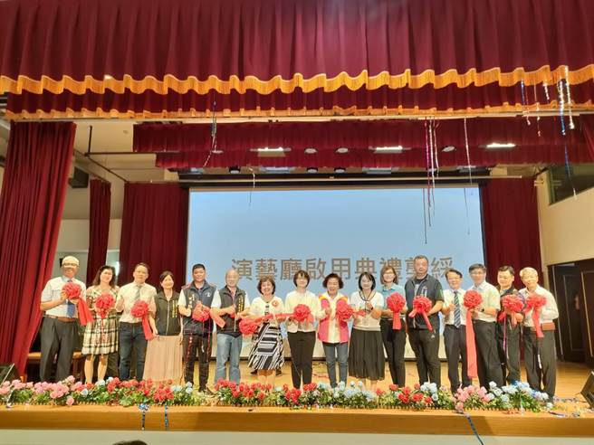 台中市大里区大元国小演艺厅建成已25年，空间、设备老旧不堪，经台中市议员林碧秀争取加上校方自筹共290万经费整修，3日剪彩启用。（潘虹恩摄）