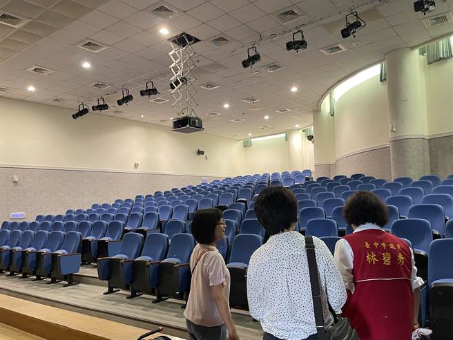 台中市大里区大元国小演艺厅建成已25年，空间、设备老旧不堪，整修后各项设备焕然一新，成功打造更舒适、优质的演艺听工大元国小师生使用。（台中市议员林碧秀提供／潘虹恩台中传真）