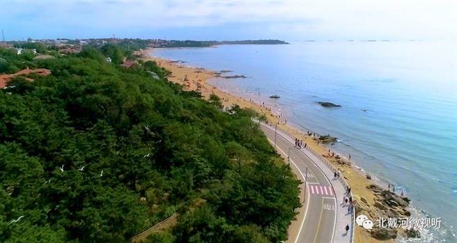 蔡奇代习近平看望慰问北戴河暑期休假专家。（新华社）