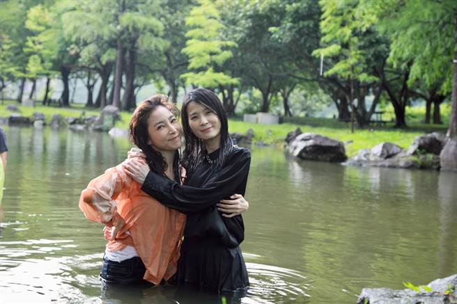 楚宣、张家玮颱风天落水双双湿身。（民视提供）