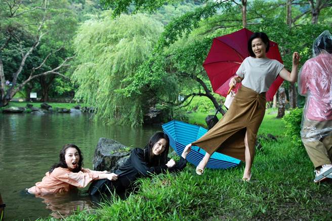 楚宣、张家玮颱风天落水双双湿身，还想把陈仙梅也拖下水。（民视提供）