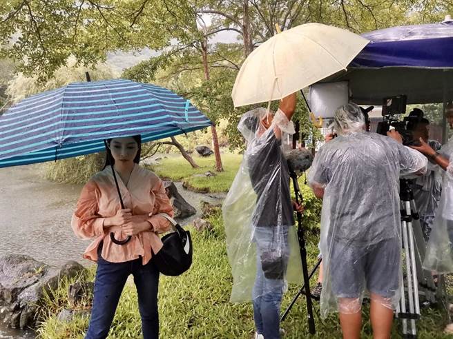 张家玮一度身体非常不适，靠氧气瓶才获得缓解。（民视提供）