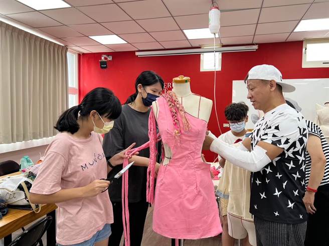 衣启飞翔创客基地「时尚服装产业入门体验营」青年展现创意，发表成果。（衣启飞翔创客基地提供／王惠慧新竹传真）