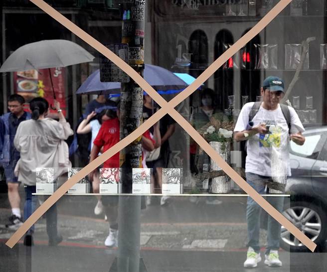 卡努颱风在北台湾外海慢速前进，北北基宜4县市3日停班停课，但台北市区3日白天风雨不大，不少民眾趁着难得的颱风假到西门町逛街，部分店家则是选择不营业，并在落地窗贴上胶带防止强风吹破玻璃。（黄世麒摄）