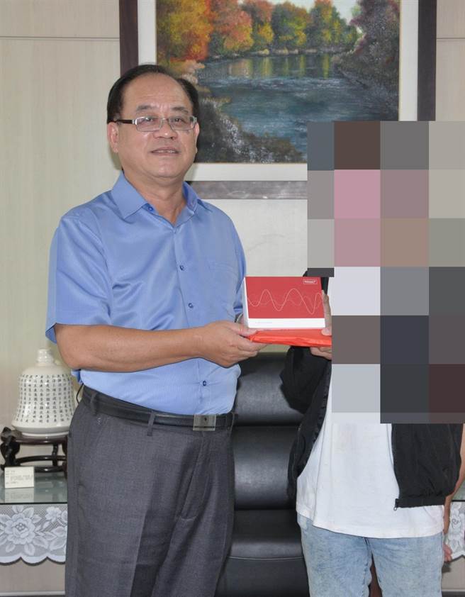 云林第2监狱典狱长林文宗（左）化身「麦田捕手」，助非行少年（右）装配助听器。（云林第2监狱提供／张朝欣云林传真）