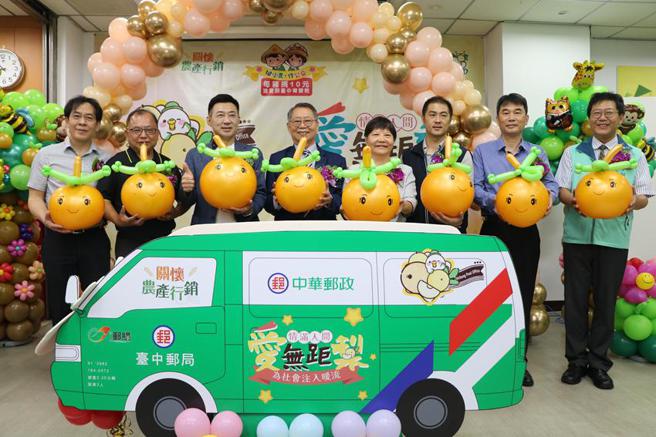 （中华邮政副总邱鸿恩（左四）、台中邮局局长陈湘慈（右四）、立委江启臣（左三）及参山国家风景区管理处长曹忠猷（左二）等人，3日联袂出席今年台中水梨试吃活动。图／刘朱松）