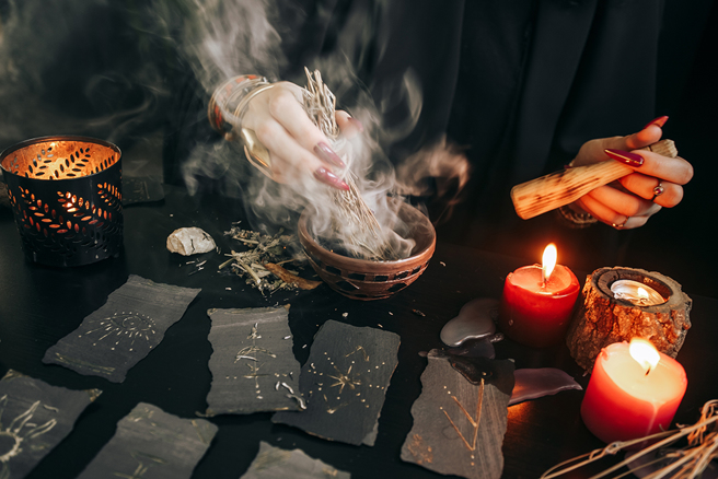 女子玩笑开过头，导致闺密不满，被偷偷下了降头。（示意图／达志影像）