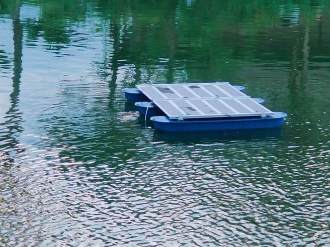 台北市環保局預計在今年底前在較易受污染的基隆河段設置1台臭氧機，分解河川污染物並減少魚死機率。圖為太陽能臭氧機。（環保局提供／蔡佩珈台北傳真）