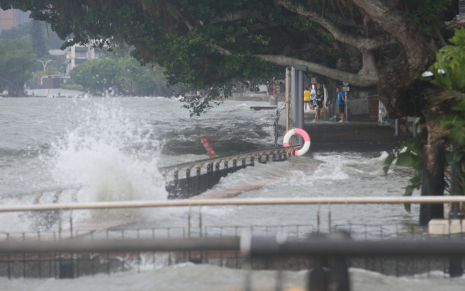中颱卡努對北台灣天氣帶來影響，3日早上多地已經出現明顯風雨。（示意圖／張鎧乙攝）