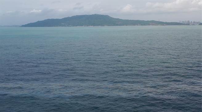 空拍機拍攝沉船處薄油膜情形。（翻攝照片／洪靖宜高雄傳真）