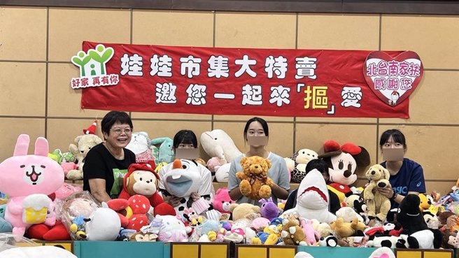 北台南家扶中心匯集近千個民眾捐贈的絨毛玩偶及衣服、生活用品，5日將在新營、佳里、永康三地服務處開辦銅板價愛心義賣活動。（張毓翎攝）