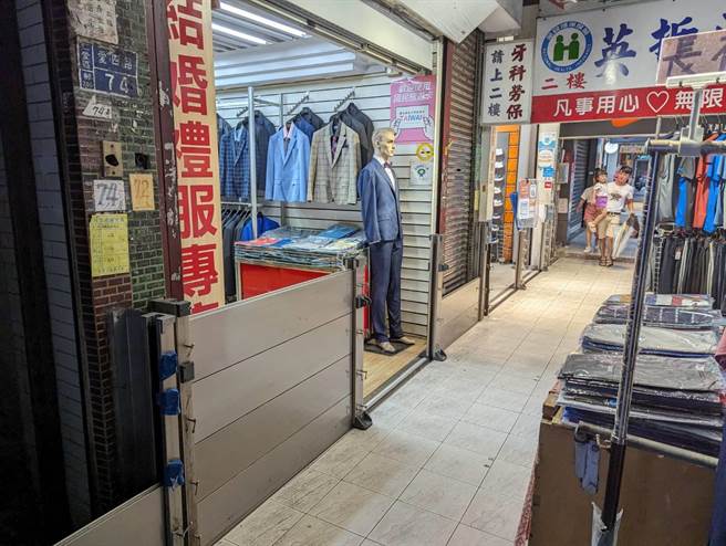 近日正值大潮期间，担心重演2日淹水惨况，基隆市爱四路商圈店家早早架起防水闸门因应。（张志康摄）