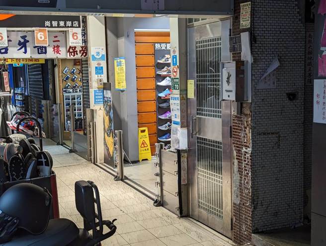近日正值大潮期间，担心重演2日淹水惨况，基隆市爱四路商圈店家早早架起防水闸门因应。（张志康摄）