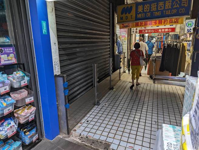 近日正值大潮期间，担心重演2日淹水惨况，基隆市爱四路商圈店家早早架起防水闸门因应。（张志康摄）