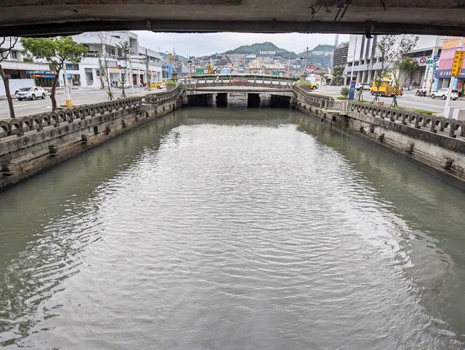 基隆市田寮河下午4时乾潮期间，水位已较平时高出不少。（张志康摄）