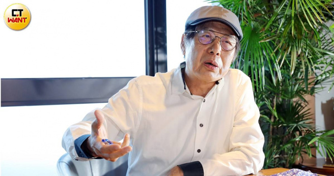 回忆起母亲（左1）守寡多年，含辛茹苦拉拔他们7个孩子长大，高院退休法官梁耀镔深感亲恩浩荡。（图／方万民摄）

