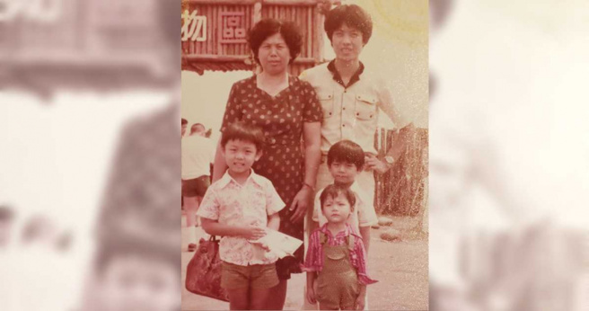 梁耀镔（后排右）念大学时，带着母亲（后排左）及姐姐的3个孩子逛新竹动物园，祖孙三代共享快乐时光。（图／梁耀镔提供）
