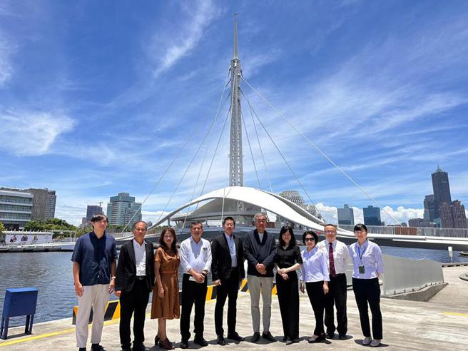日本建築大師隈研吾(右五)與嬉港倉公司董事長王心虹(右四)近日親訪高雄港大港倉二期開發案，高雄市政府秘書長郭添貴(左五起)、高雄港務分公司總經理王錦榮、高雄港區土地開發公司董事長沈妙姿、總經理蘇志勳等人陪同。（圖／土開公司提供）