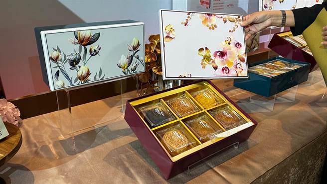 汉来美食睽违3年，今（3）日举办月饼发表会，推出3款礼盒迎战，预计将销出6.1万盒，称霸五星级饭店，荣登销售王。（柯宗纬摄）