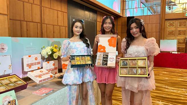 汉来美食睽违3年，今（3）日举办月饼发表会，推出3款礼盒迎战，预计将销出6.1万盒，称霸五星级饭店，荣登销售王。（柯宗纬摄）