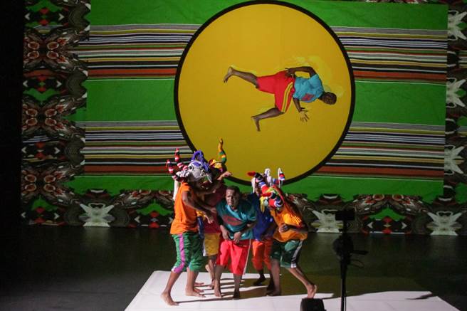 南非编舞家罗宾．奥林作品《我们脚踩无敌风火轮，五光十射你的路，与魔鬼共舞在1820》，以灵活的方式探讨南非殖民议题。（台北艺术节提供／李欣恬台北传真）