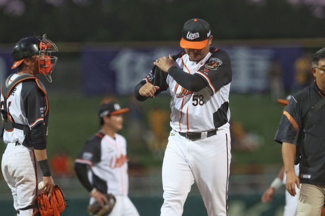 统一狮先发投手胡智为（中）仅投2球就因右肩不适退场。（统一狮提供）