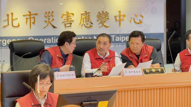 新北市长侯友宜今日晚间主持新北市灾害应变中心第3次工作会报。（吕健豪摄）