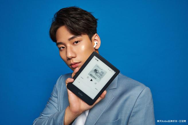乐天Kobo品牌好友王冠闳为Kobo电子书阅读器拍摄宣传照。（乐天Kobo提供／古明弘台北传真）