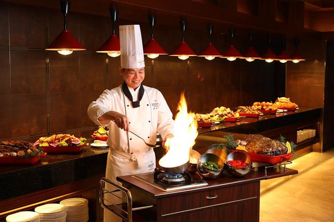 8月底前，带爸爸到田园咖啡厅自助百匯用餐，4人同行，爸爸直接免费。（福容大饭店提供）