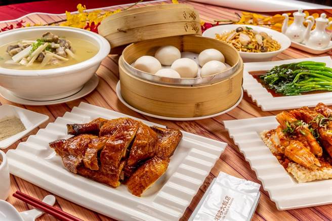 4到6人份的港点分享餐，售价2999元加1成，受到不少家庭客群喜欢。（福容大饭店提供）