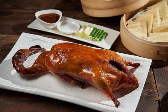 「明炉樱桃烤鸭一鸭三吃」选用宜兰樱桃鸭，以挂炉烘烤烹制而成，是餐厅招牌料理。（天成世贸国际会馆提供）