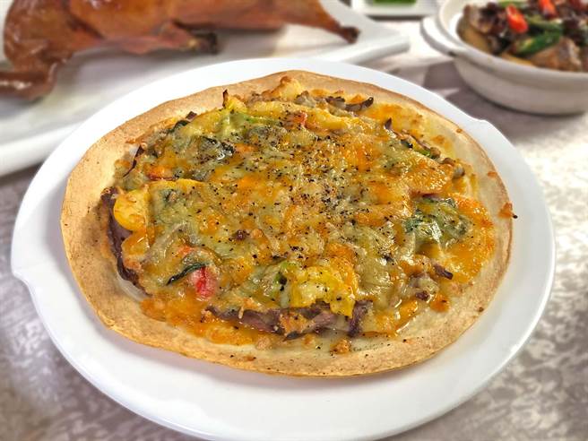 炉烤鸭胸比萨以中菜西吃呈现，创意口味令人一吃难忘。（天成世贸国际会馆提供）