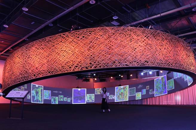 世界客家博覽會主展館之一世界館內，最後一處展區打造直徑長達18公尺的互動型竹編科技環形裝置，為全台最大室內裝置藝術。（蔡明亘攝）