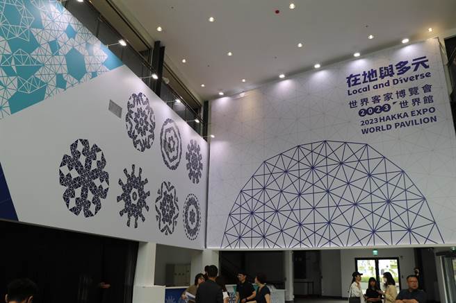 世界客家博覽會世界館策展人王騰崇分享，盼將沒被記載的生命故事作整體策展。（蔡明亘攝）