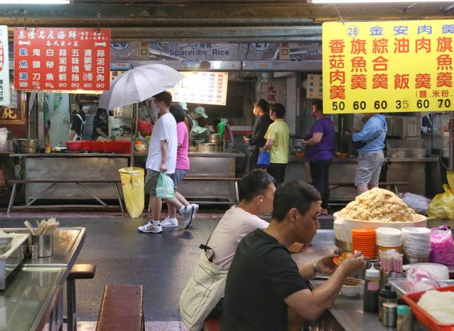 北北基宜4縣市3日停班停課，基隆市風雨不大，廟口夜市部分商家依舊營業，吸引民眾購買品嘗。（王英豪攝）