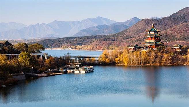 北京昌平十三陵水库水位接近96米，将开闸泄洪。（界面新闻）