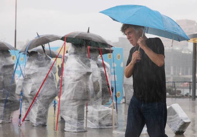 3日入夜後，北部地區開始明顯感受到卡努帶來的強風，不少網友回報外面強風狂吹，門窗都在哀號。(圖／王英豪攝)