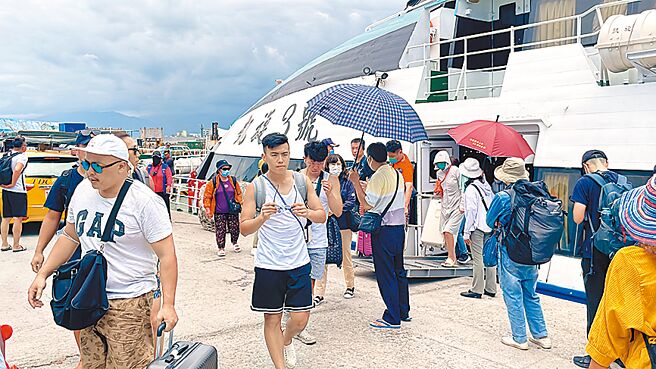 因應卡努颱風，台東客輪業者昨開航5艘綠島往台東、1艘蘭嶼往台東船班，疏運1692人返台。（蕭嘉蕙攝）