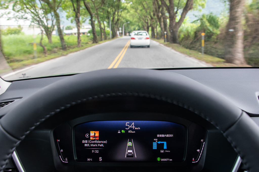 儀表可顯示娛樂（左）、導航（右）資訊以及道路虛擬環境顯示。（陳大任攝）