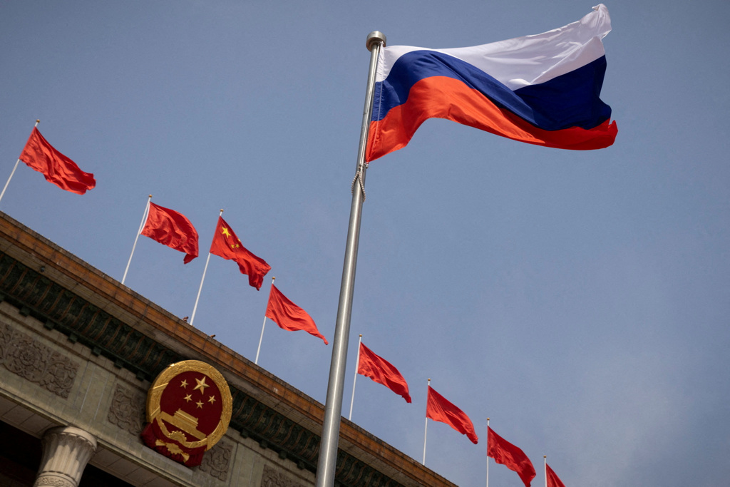 中俄关系密切，国际社会调停俄乌战争，北京态度具有关键作用。图为今年5月北京欢迎俄国总理米舒斯京到访时悬挂俄罗斯国旗的场面。（资料照／路透）(photo:ChinaTimes)