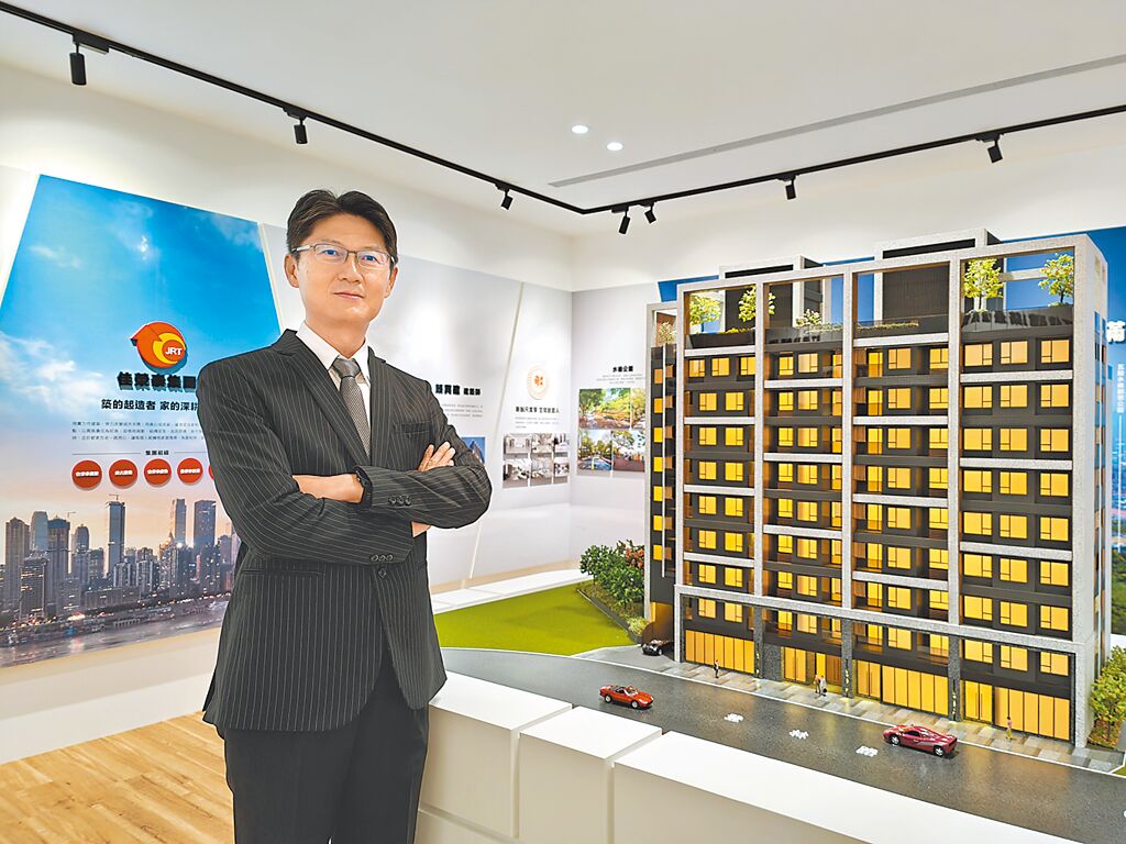 佳榮泰建設總經理楊千毅表示，佳榮泰集團不只要做到以客為尊，更要「滿足客戶需求、解決客戶問題」。（葉思含攝）