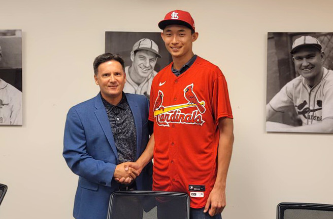 林振玮（右）今年和红雀达成加盟协议。（展逸国际企业提供）