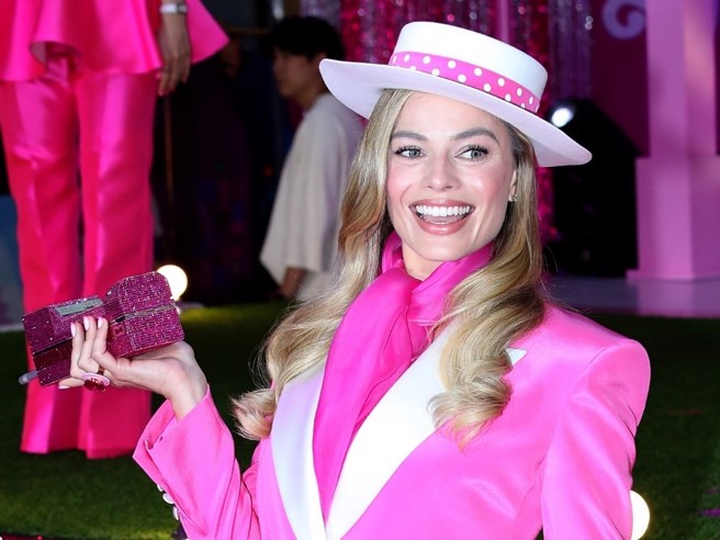 《芭比》聘请专家打造女主角玛克罗比如娃娃般的无瑕肌肤。(图／华纳兄弟提供)