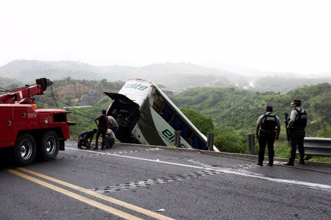 墨西哥西部納亞里特州（Nayarit）的「白色峽谷」（Barranca Blanca）地區，3日發生重大車禍，造成18死23傷。（圖／路透）
