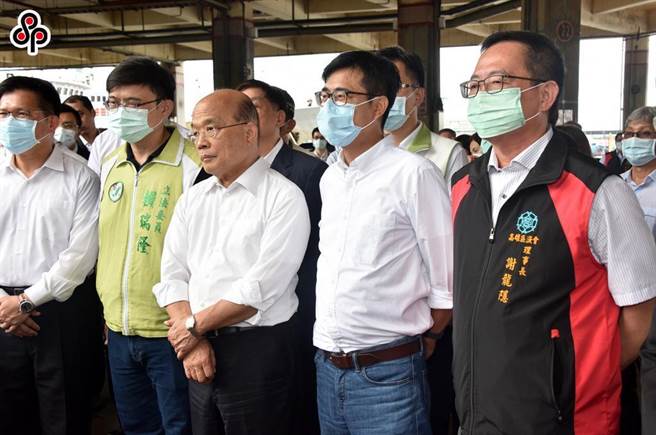 行政院长苏贞昌曾率内阁团队南下视察高雄前镇渔港。（报系资料照）